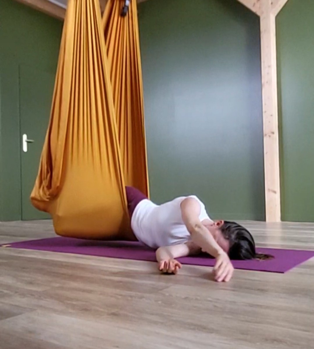 Slow motion Yoga aérien Annecy yoga aérien slow motion annecy